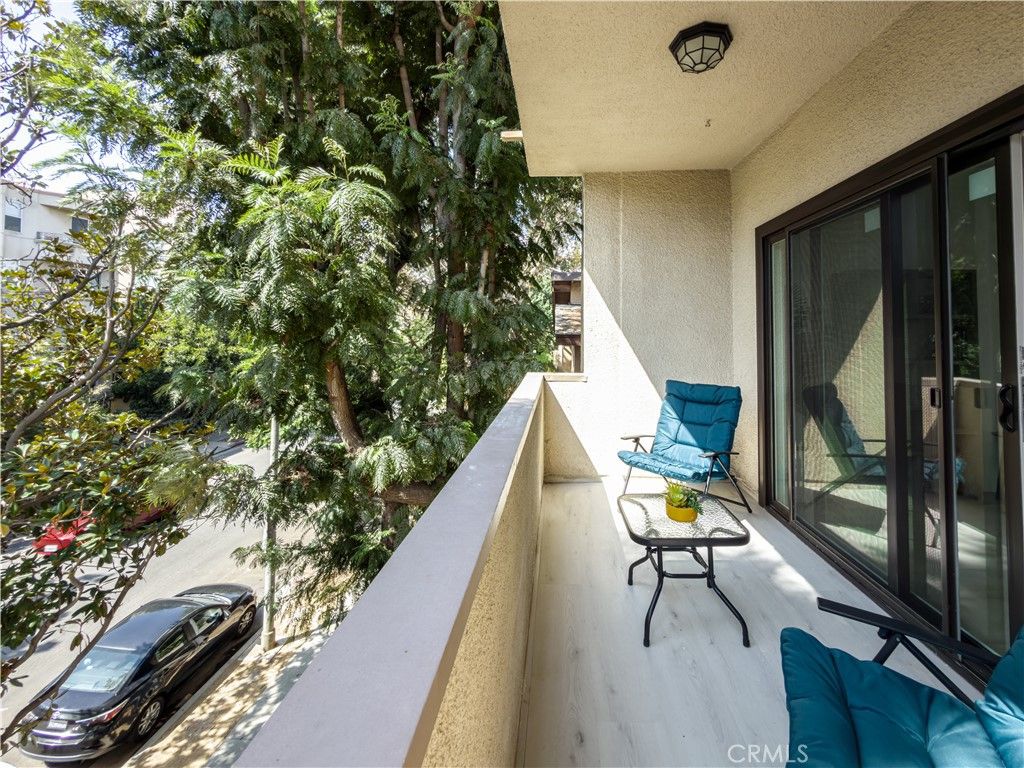 Image 22 of property listing at 1944 Glendon Avenue 209, Los Angeles, CA 90025