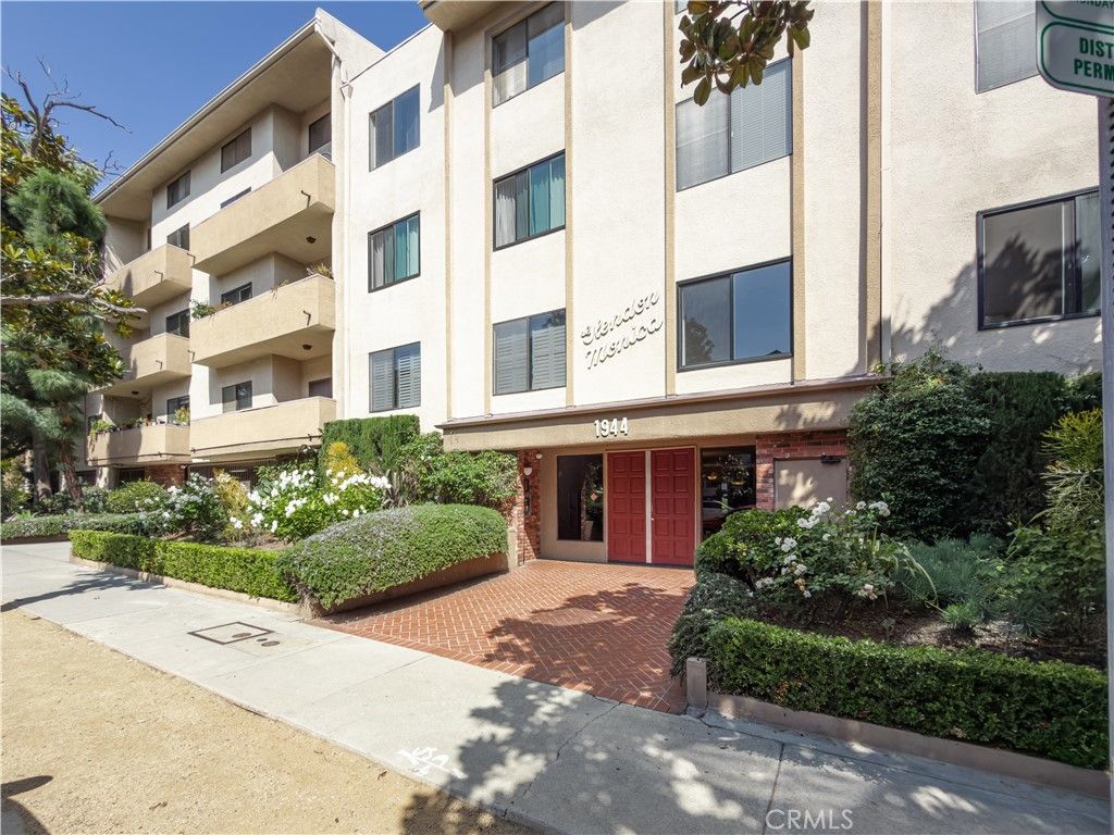 Image 55 of property listing at 1944 Glendon Avenue 209, Los Angeles, CA 90025