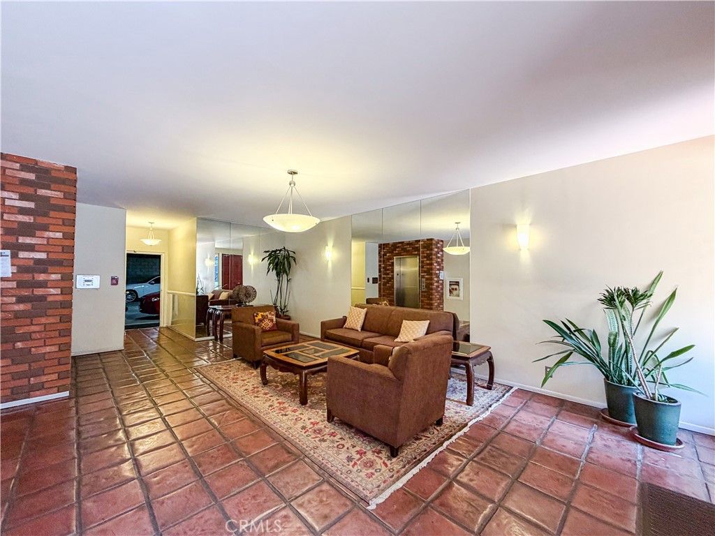 Image 58 of property listing at 1944 Glendon Avenue 209, Los Angeles, CA 90025
