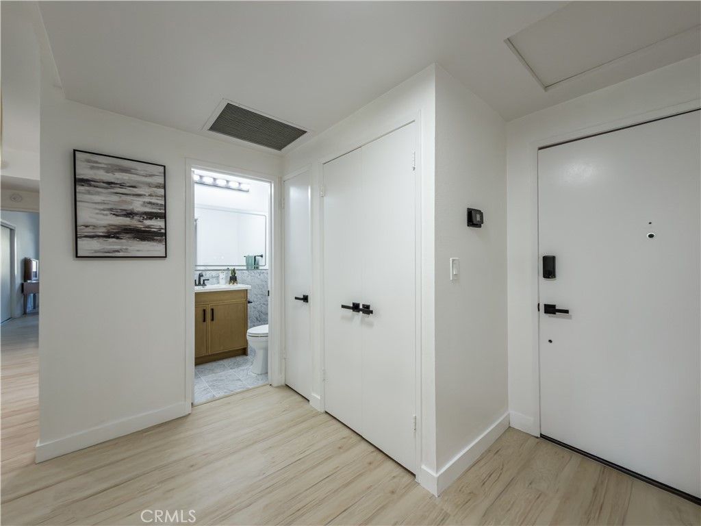 Image 6 of property listing at 1944 Glendon Avenue 209, Los Angeles, CA 90025