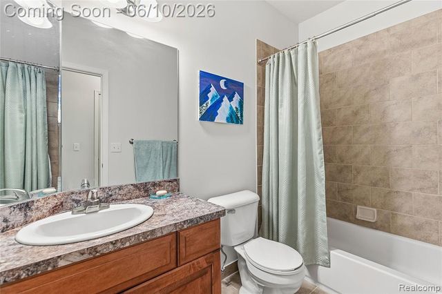 19322 Linwood Drive 70, Clinton Township, MI 48038