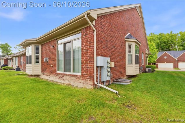19322 Linwood Drive 70, Clinton Township, MI 48038