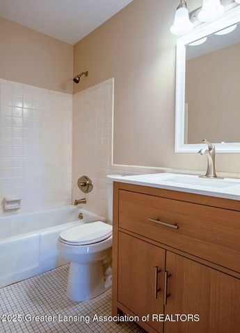 5525 W St Joe Highway, A8, Lansing, MI 48917