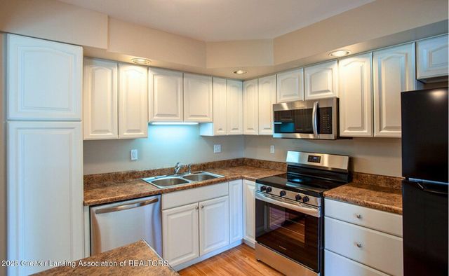 5525 W St Joe Highway, A8, Lansing, MI 48917