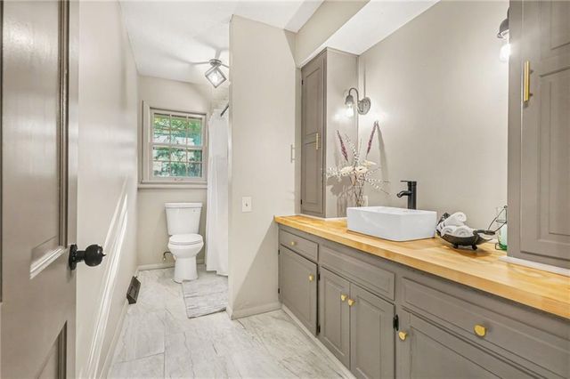 4811 Waukomis Drive, Kansas City, MO 64151