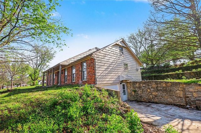 4811 Waukomis Drive, Kansas City, MO 64151