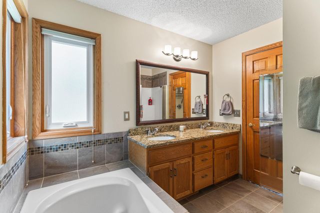 1132 Falls Circle, Chaska, MN 55318
