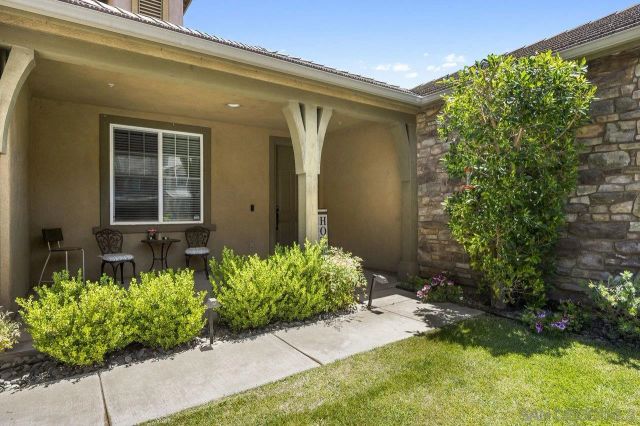 2928 Burnet Dr, Escondido, CA 92027