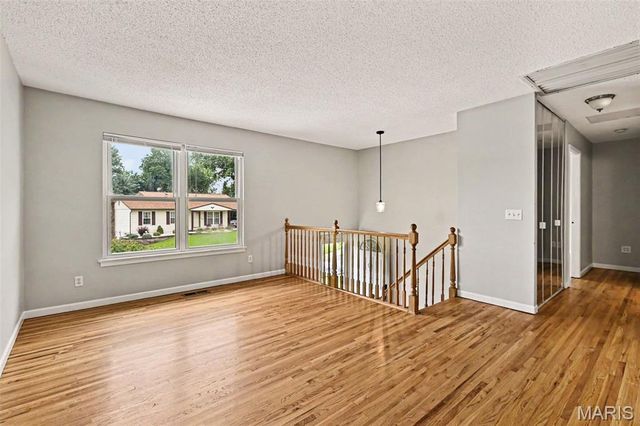1555 Ville Gloria Lane, Hazelwood, MO 63042