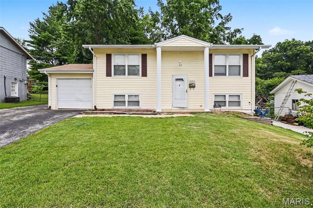 1555 Ville Gloria Lane, Hazelwood, MO 63042