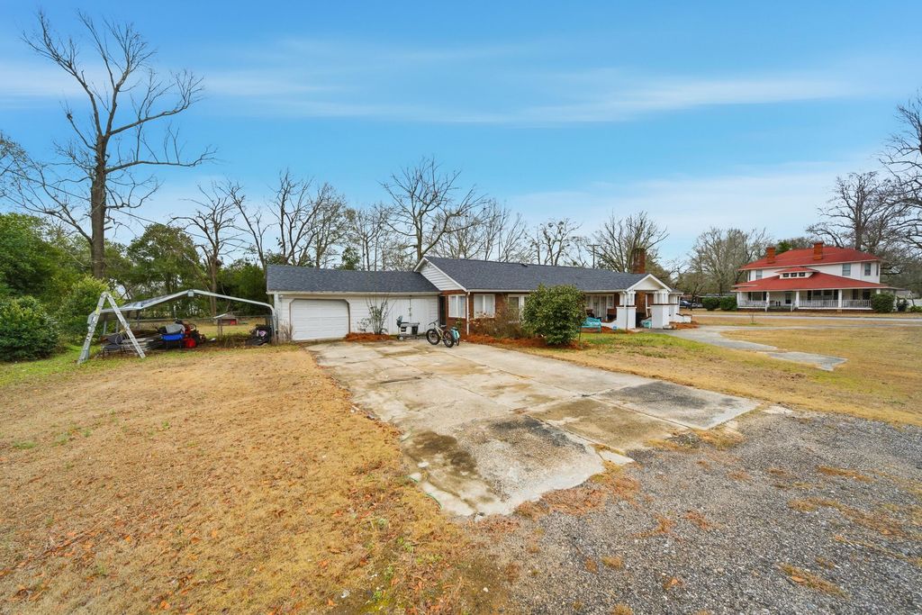 Image 4 of property listing at 495 Barnwell Street, Springfield, SC 29146