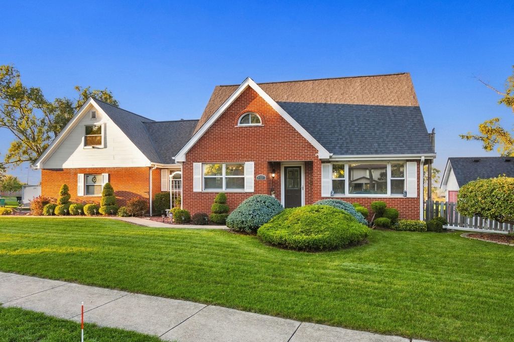 917 McCarthy Road, Lemont, IL 60439
