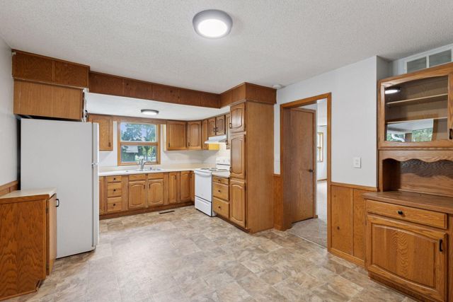 352 2nd Street, Gaylord, MN 55334