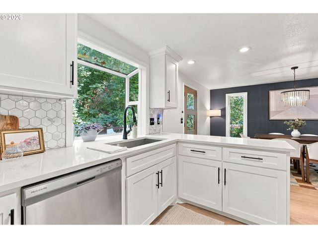 2723 Sw CAROLINA St, Portland, OR 97239
