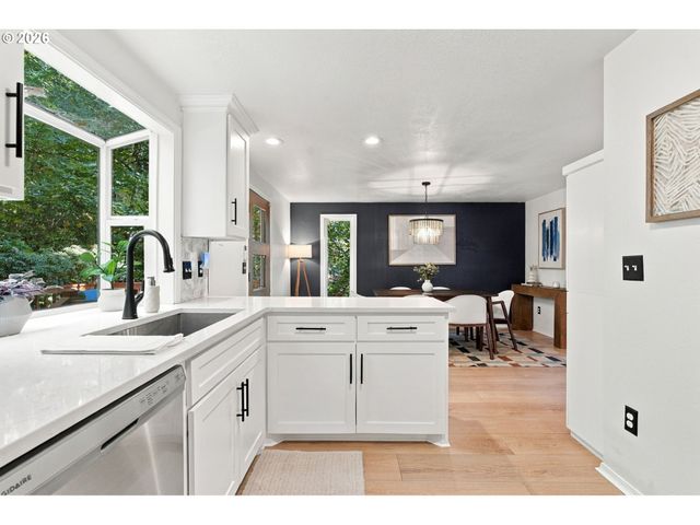 2723 Sw CAROLINA St, Portland, OR 97239