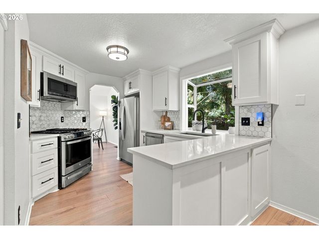 2723 Sw CAROLINA St, Portland, OR 97239