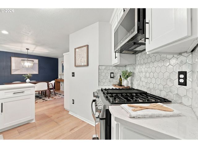 2723 Sw CAROLINA St, Portland, OR 97239