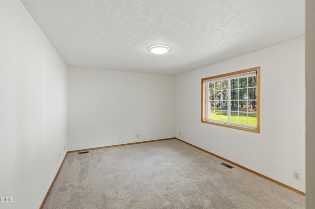 15640 Woodgreen Court, La Pine, OR 97739