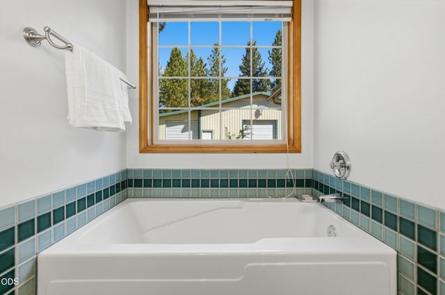 15640 Woodgreen Court, La Pine, OR 97739