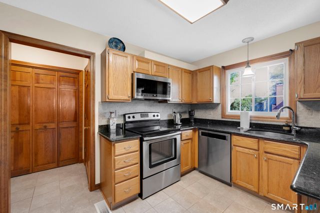 14 Hampden Place, Windsor, CT 06095