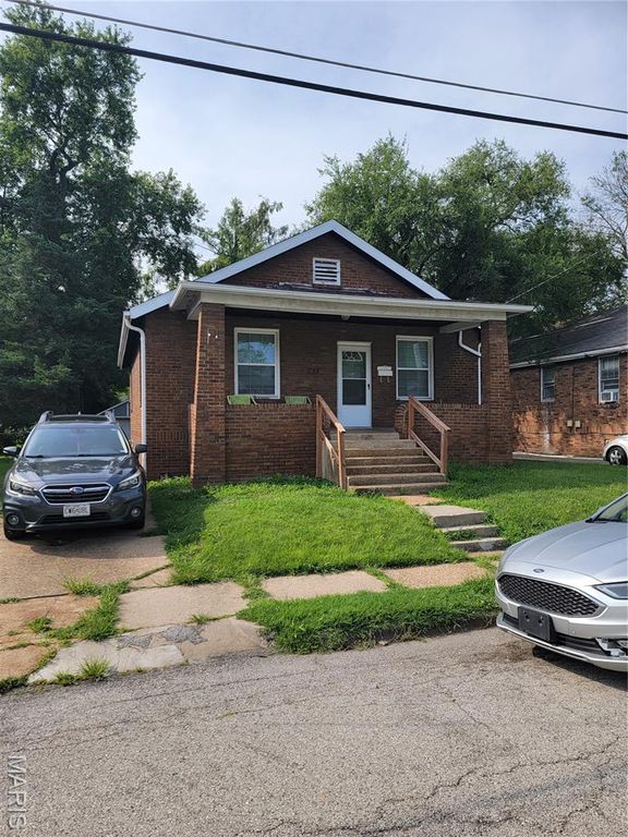 18 Lee Avenue, Ferguson, MO 63135