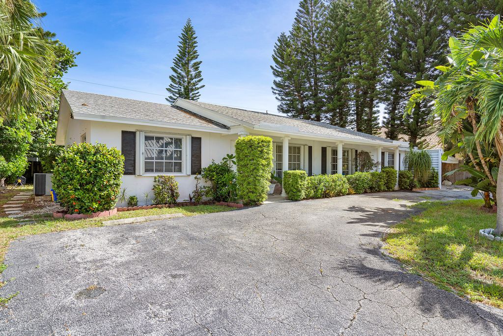 11 Sailfish Lane, Ocean Ridge, FL 33435