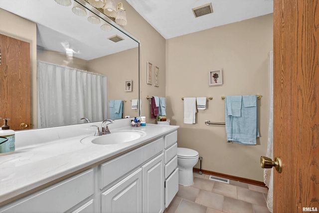 3374 N WILLOW Court, Bettendorf, IA 52722