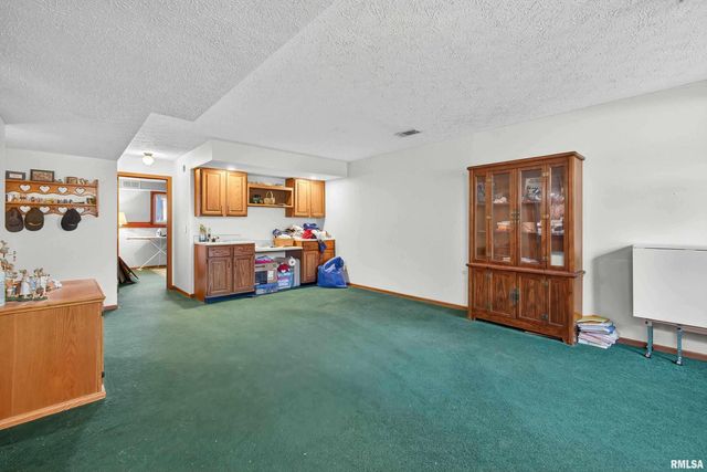 3374 N WILLOW Court, Bettendorf, IA 52722