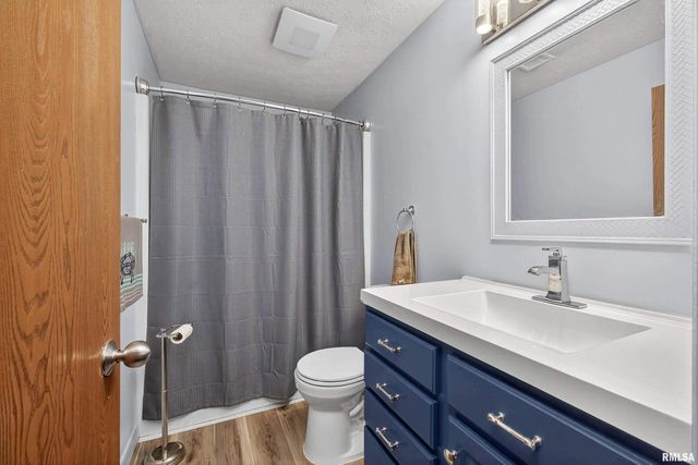 3374 N WILLOW Court, Bettendorf, IA 52722