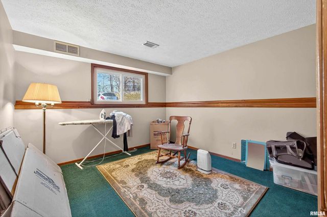 3374 N WILLOW Court, Bettendorf, IA 52722