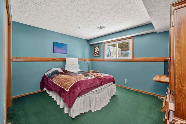 3374 N WILLOW Court, Bettendorf, IA 52722