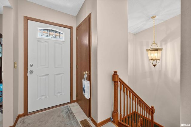 3374 N WILLOW Court, Bettendorf, IA 52722