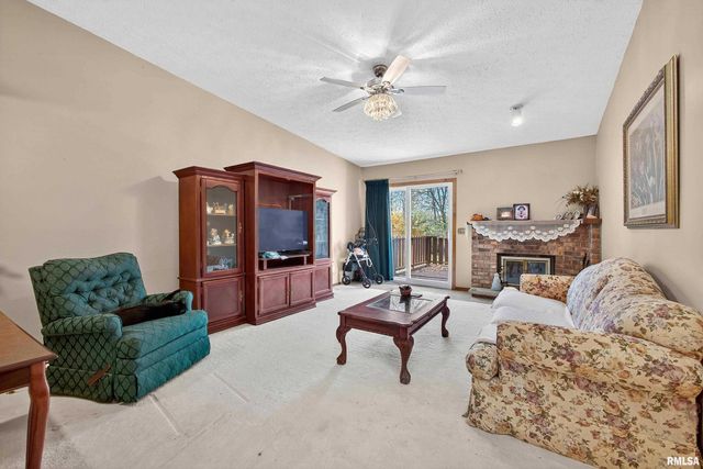 3374 N WILLOW Court, Bettendorf, IA 52722