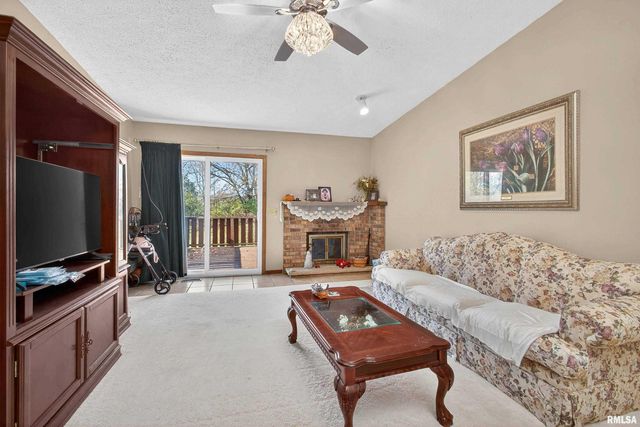 3374 N WILLOW Court, Bettendorf, IA 52722