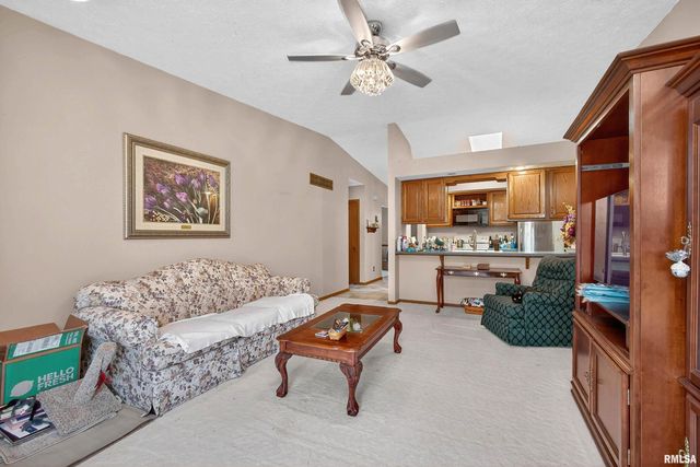 3374 N WILLOW Court, Bettendorf, IA 52722