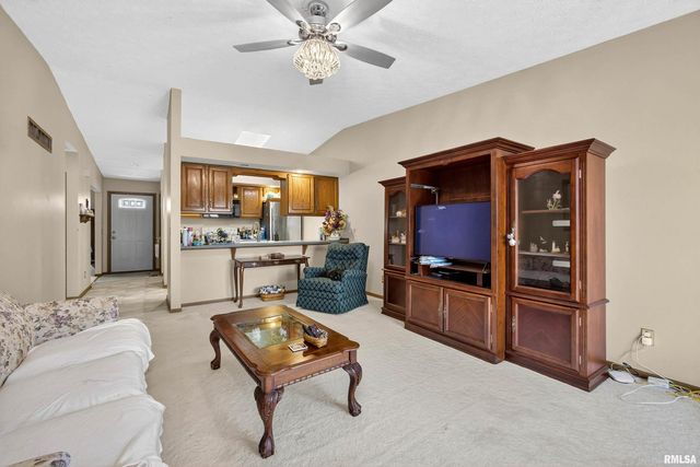 3374 N WILLOW Court, Bettendorf, IA 52722