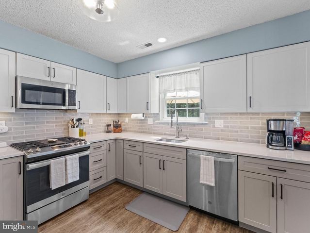 68 MEETING HOUSE LN, Blackwood, NJ 08012