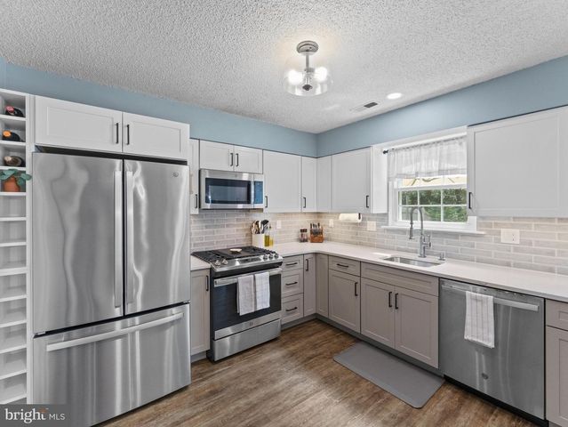 68 MEETING HOUSE LN, Blackwood, NJ 08012