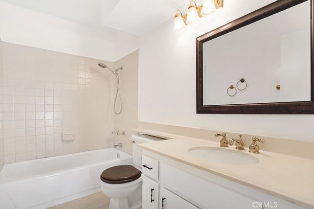 905 Thistlegate, Oak Park, CA 91377