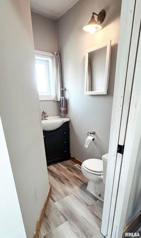 413 E Esther Street, Taylorville, IL 62568