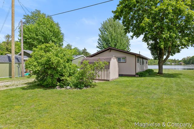 9048 Loveless Drive Ne, Courtland Twp, MI 49341