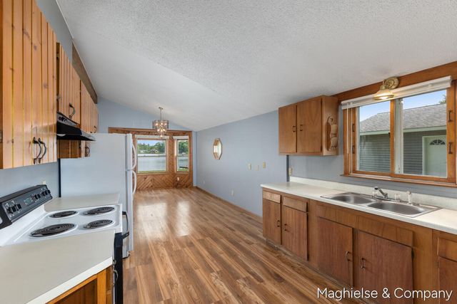 9048 Loveless Drive Ne, Courtland Twp, MI 49341