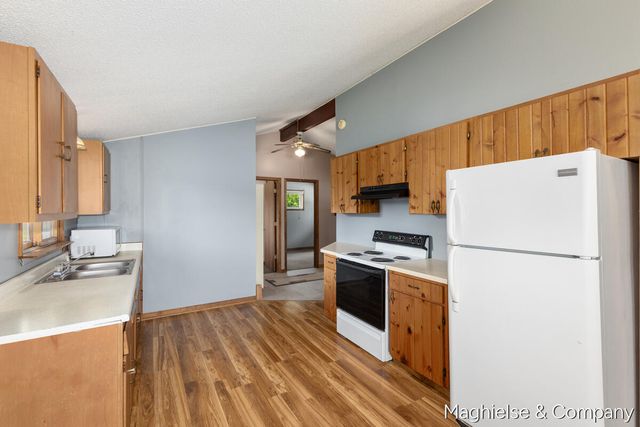 9048 Loveless Drive Ne, Courtland Twp, MI 49341