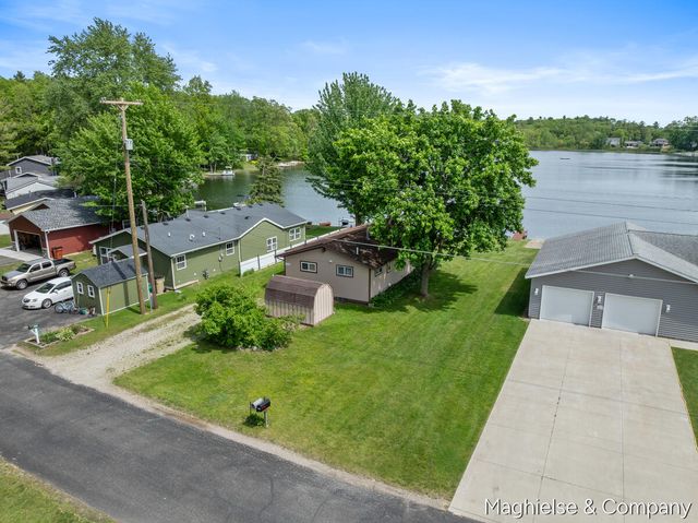 9048 Loveless Drive Ne, Courtland Twp, MI 49341