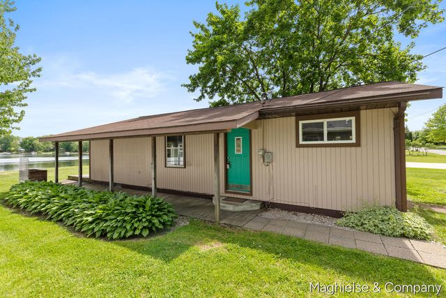 9048 Loveless Drive Ne, Courtland Twp, MI 49341