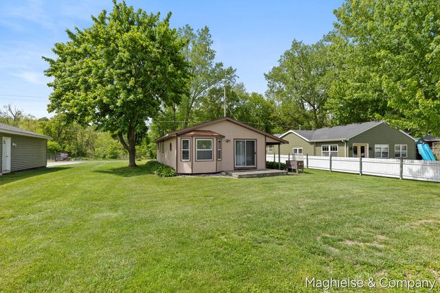 9048 Loveless Drive Ne, Courtland Twp, MI 49341