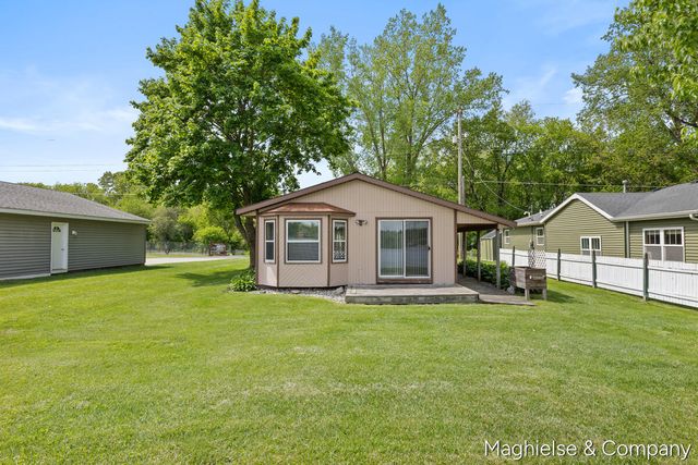 9048 Loveless Drive Ne, Courtland Twp, MI 49341