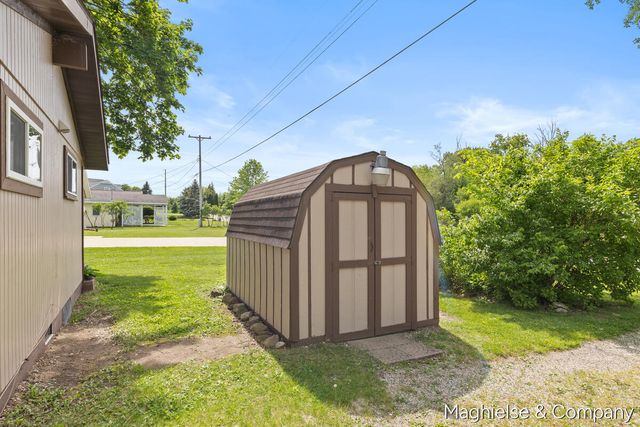 9048 Loveless Drive Ne, Courtland Twp, MI 49341