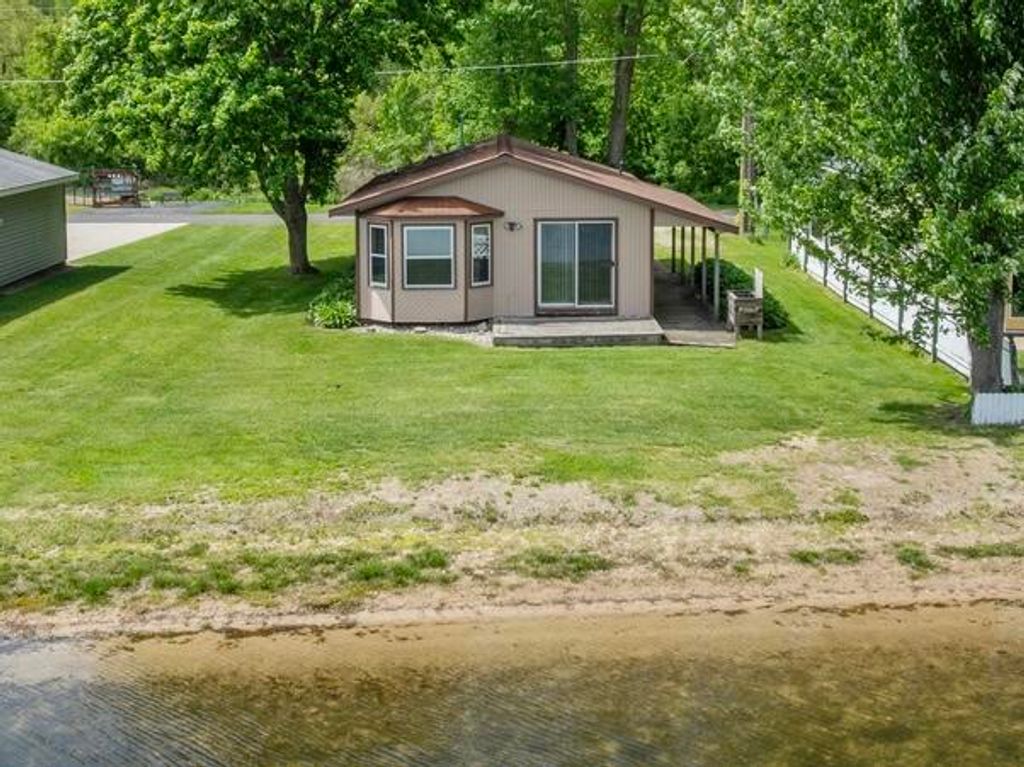9048 Loveless Drive Ne, Courtland Twp, MI 49341