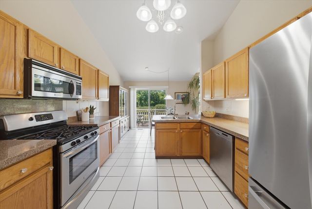 2804 N Southern Hills Drive, Wadsworth, IL 60083